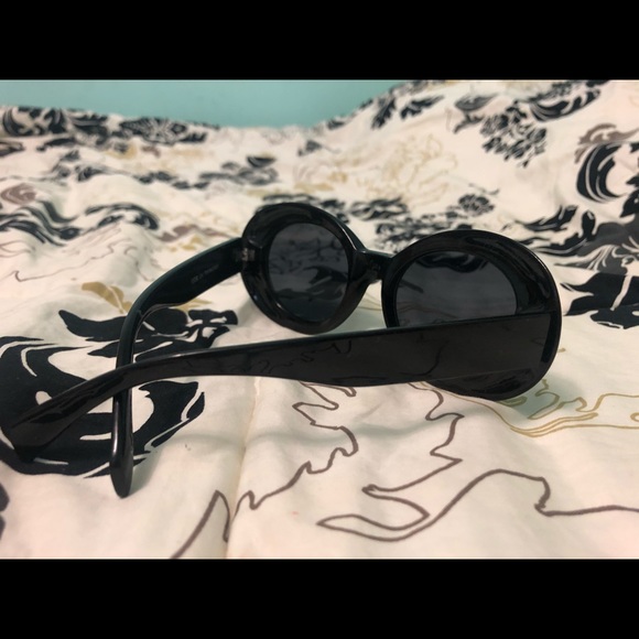 Retro Sunglasses- Black Oval Retro Sunglasses - Picture 4 of 4